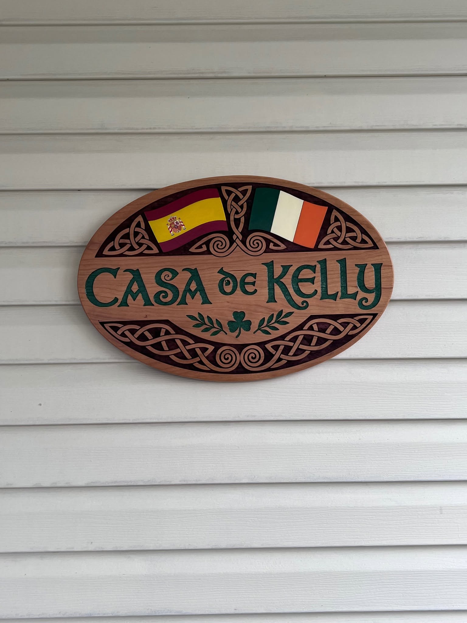 Finished Casa de Kelly custom outdoor family sign installed at the customer's home
